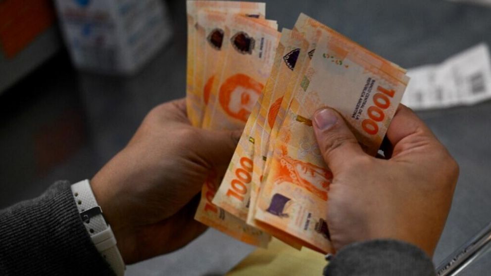 Horóscopo: los 4 signos que arrancarán abril con un cambio impactante en su economía.