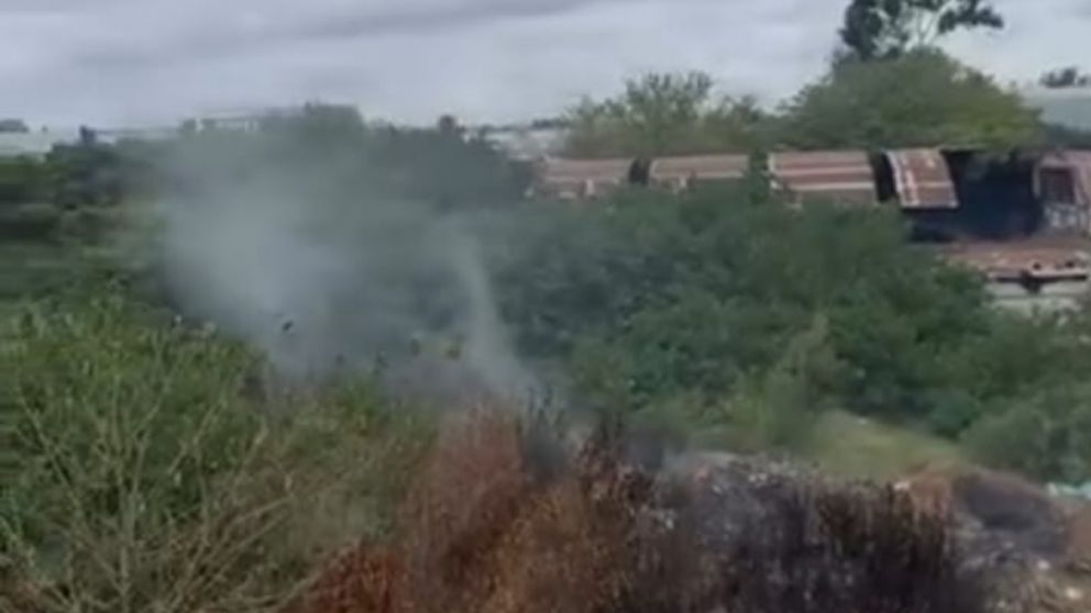 Fuego, basura y humo: preocupación vecinal por un incendio persistente