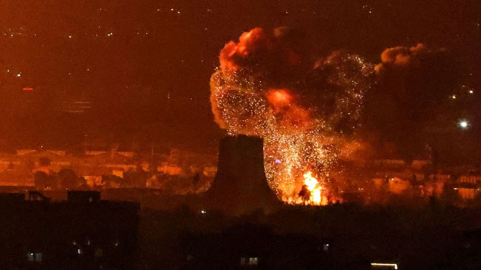 Un depósito de petróleo en Teherán, capital de Irán, fue bombardeado por Estados Unidos e Israel.