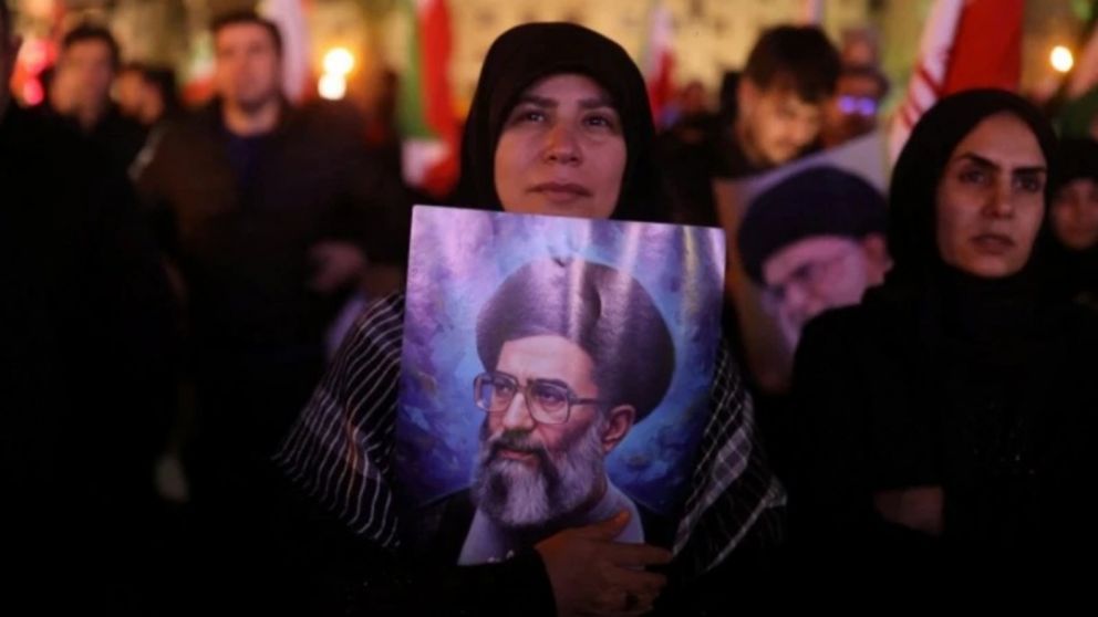 Los iraníes, despidiendo al líder supremo Alí Jameneí, abatido por los ejércitos de Israel y Estados Unidos (Reuters).