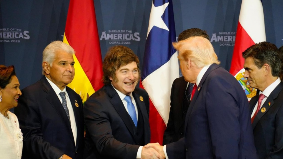 El saludo entre Javier Milei y Donald Trump, en el marco de la firma del bloque "Escudo de las Américas".