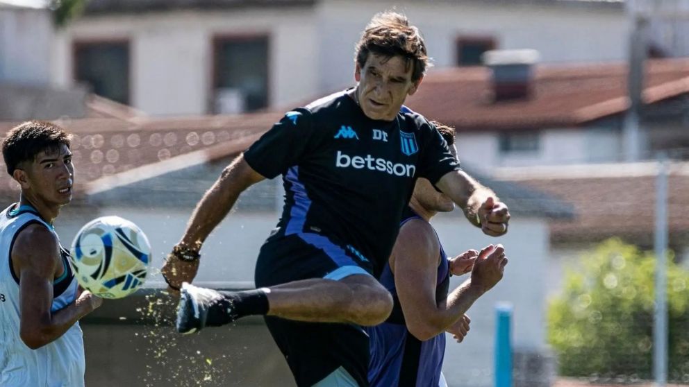 Gustavo Costas planea el once de Racing ante Sarmiento.