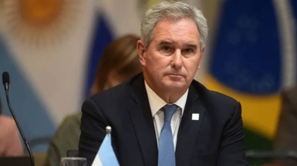 El esc�ndalo en Espa�a, otro dolor de cabeza para el ministro Pablo Quirno.