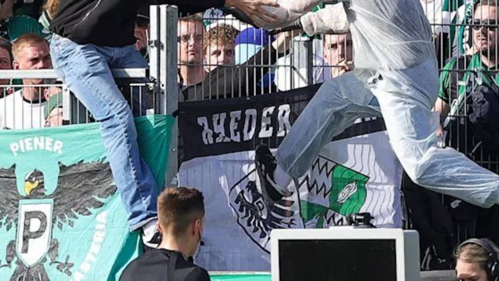 Hinchas del Preussen Münster saltaron el alambrado y desenchufaron el VAR para que el árbitro no sancione a favor de Hertha Berlín.