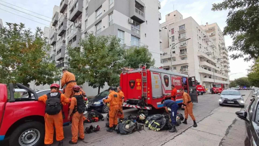 Los bomberos son los encargados de permitir el ingreso reducido de los damnificados al complejo de viviendas,