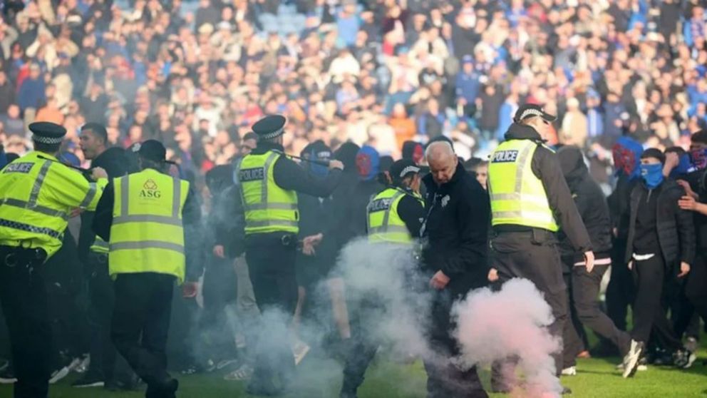Escándalo y caos en el clásico de Escocia: Celtic eliminó a Rangers y hubo graves enfrentamientos tras la invasión de ambas hinchadas