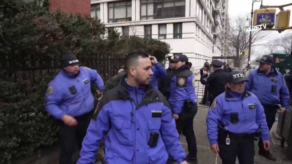 Detienen a dos jóvenes por lanzar explosivos caseros frente a la residencia del alcalde de Nueva York.