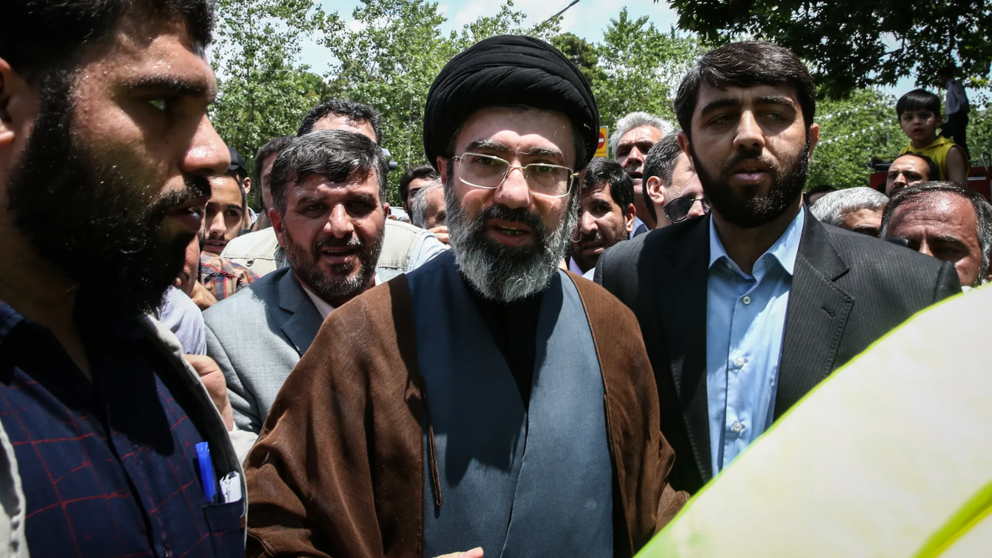 El nuevo líder supremo iraní tiene 56 años y era considerado como el guardían de su padre.