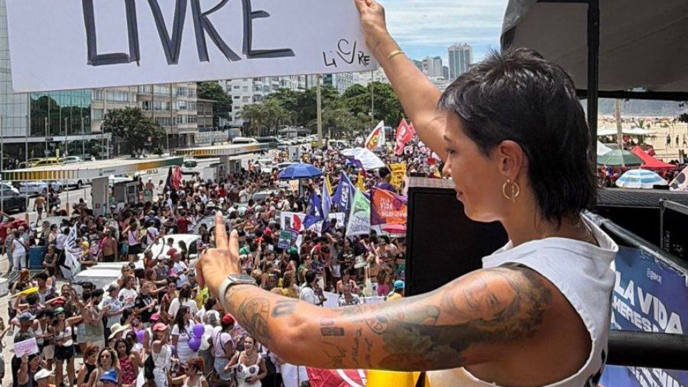 Mayra Mendoza en la marcha del 8M en Brasil: "Mientras Cristina está presa, Milei destruye la Argentina"