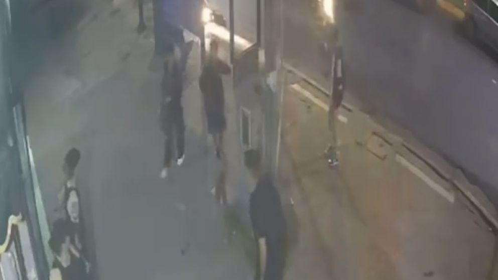 Insólito en Bernal: dos motochorros intentaron robar frente a tres policías y escaparon