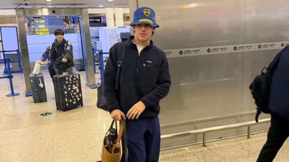 Colapinto llevó consigo a China su pasión por Boca.