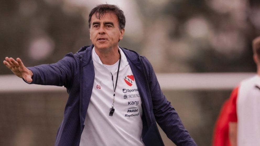 Gustavo Quinteros mete mano en Independiente ante Unión.