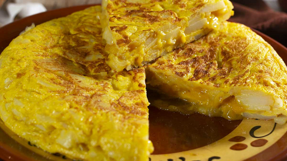 Clásica, dorada por fuera y cremosa por dentro: la tortilla de papas es uno de los platos más queridos de la cocina española.