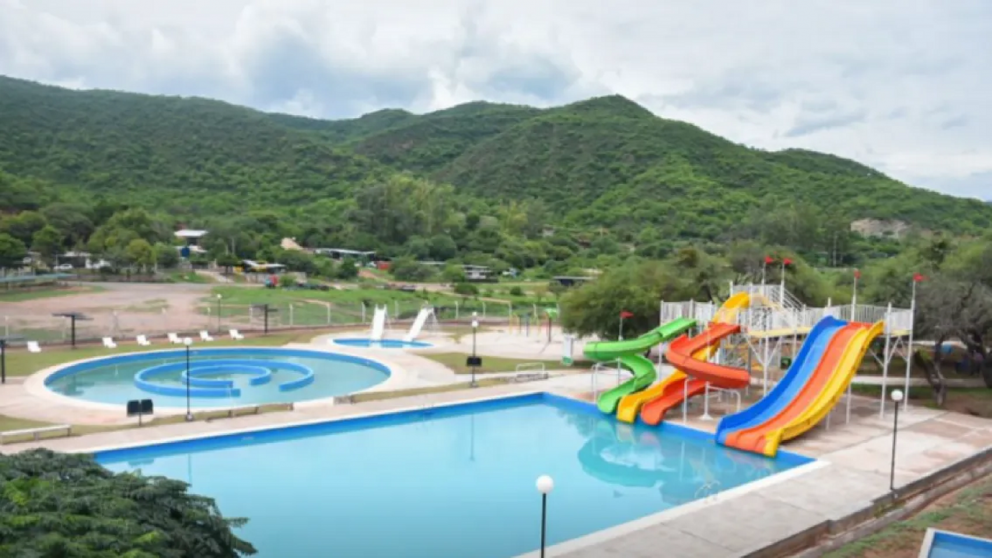 Piscinas de agua caliente, naturaleza y montañas forman el escenario perfecto.