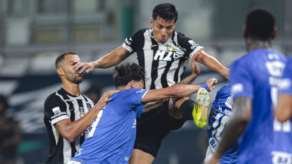 La final de Cruzeiro y Atl�tico de Mineiro, una batalla campal.