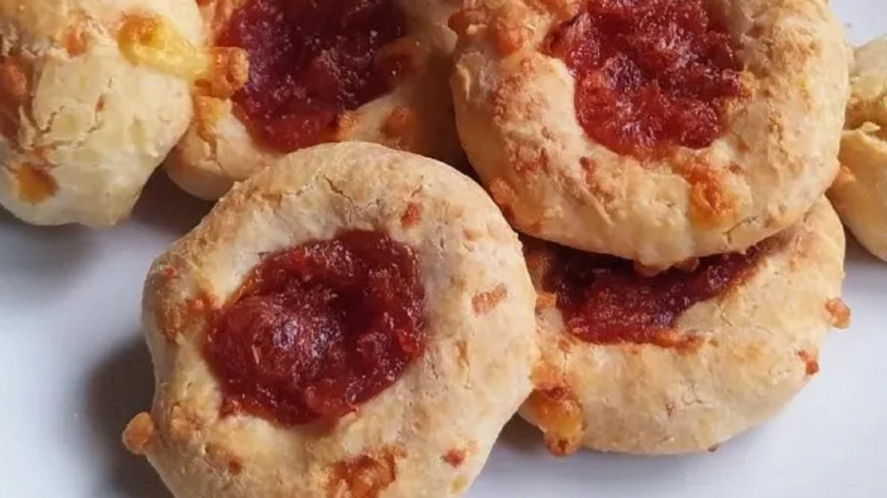 Doradas por fuera y suaves por dentro, estas pequeñas delicias combinan el sabor del queso con un toque dulce irresistible.