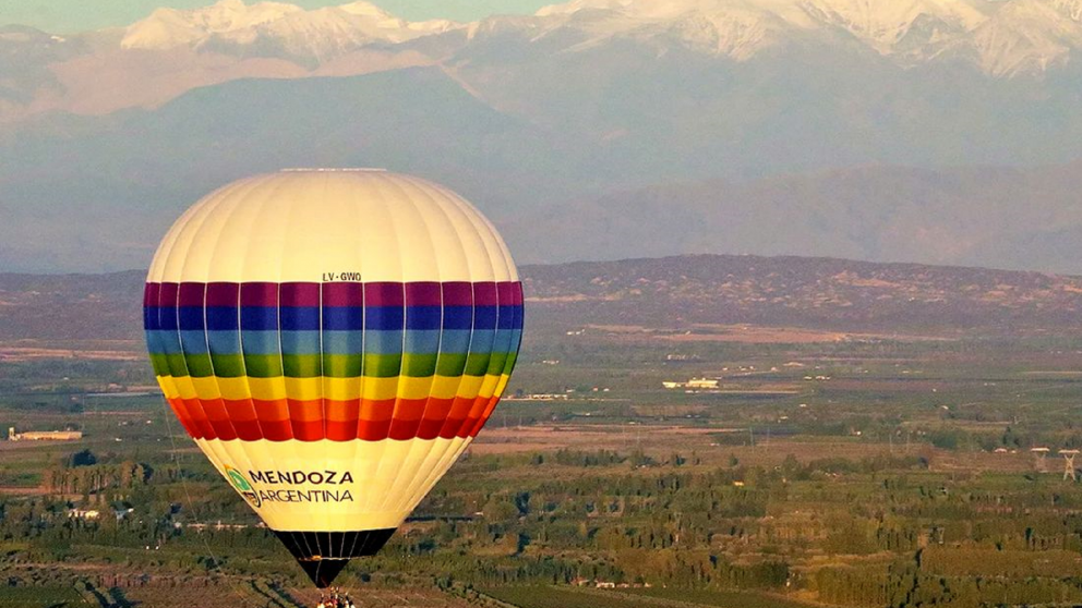 Un vuelo al amanecer permite contemplar desde el aire los viñedos, olivares y paisajes rurales que caracterizan a este rincón.