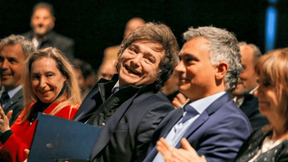 Javier Milei se prepara para otra foto de campa�a en la provincia de Buenos Aires.