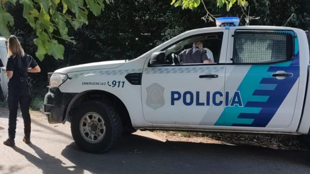 Los policías realizan varias diligencias para esclarecer lo sucedido.