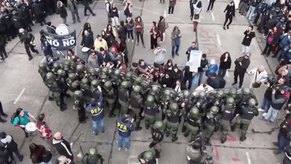 Tensi�n entre Gendarmer�a y los manifestantes por la Emergencia en Discapacidad.
