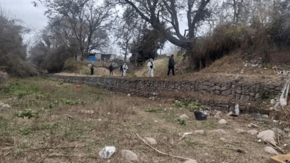 Los peritos trabajando cerca de la casa del presunto asesino serial. Foto: Gentileza Todo Jujuy.
