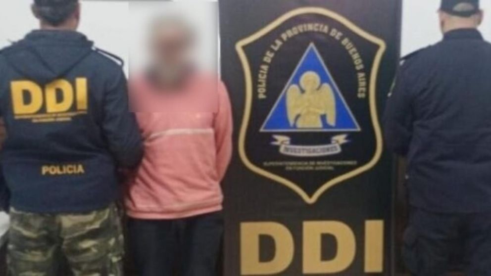 Este es el individuo que resultó aprehendido por los investigadores policiales.