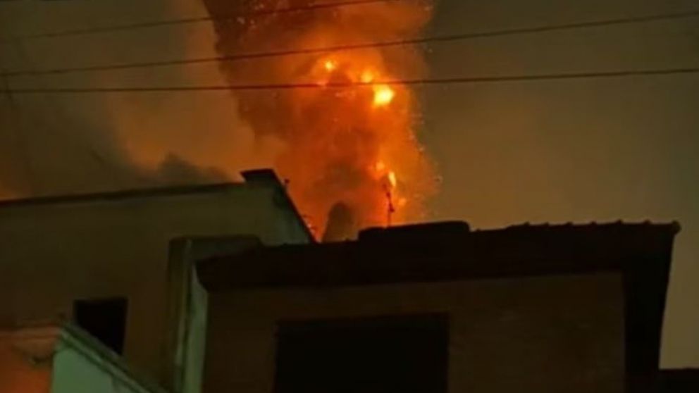 Un feroz incendio se desat� en una vivienda de Belgrano (Imagen captura v�deo).