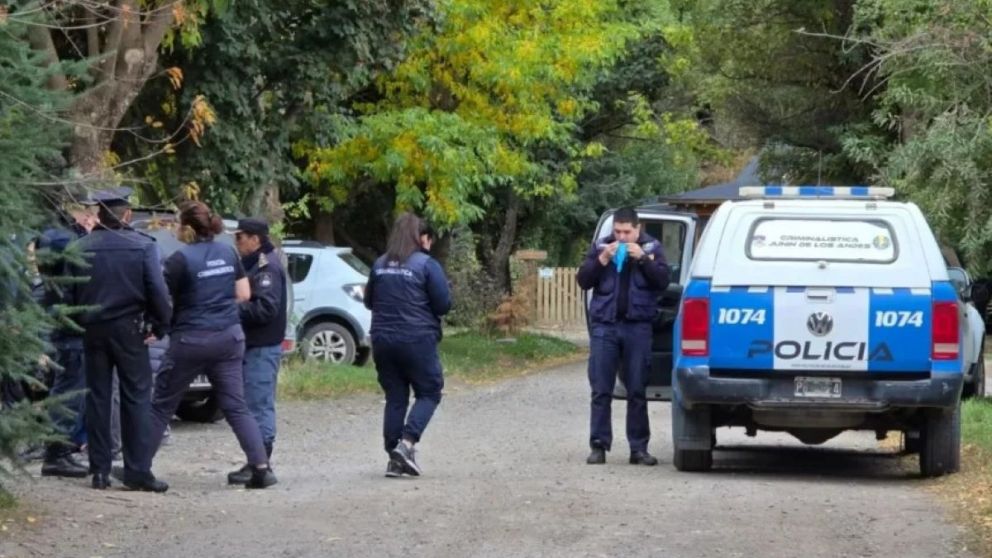Un hombre fue detenido acusado de abusar, golpear y tirar por la escalera a su pareja.