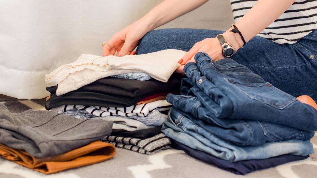 Transformá ropa vieja en prácticos organizadores de baño.