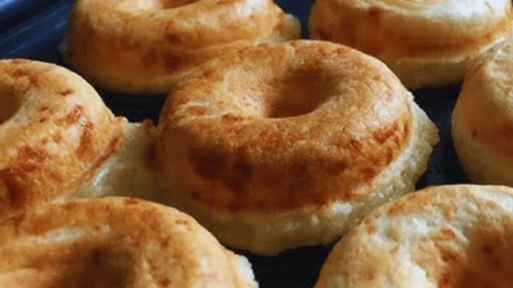 Mini donas de chipá recién hechas, doradas y con aroma a queso, ideales para acompañar cualquier merienda.