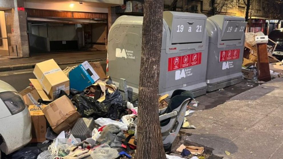 Aplicarán una multa millonaria a quienes revuelvan la basura en CABA y ensucien la vía pública (Archivo).