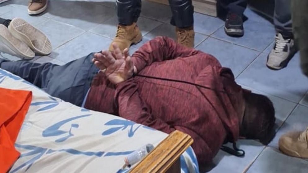 Este es uno de los malvivientes que fue capturado en la requisa.