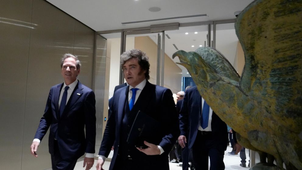 Javier Mile, acompa�ado por el embajador argentino en Estados Unidos, Alec Oxenford.