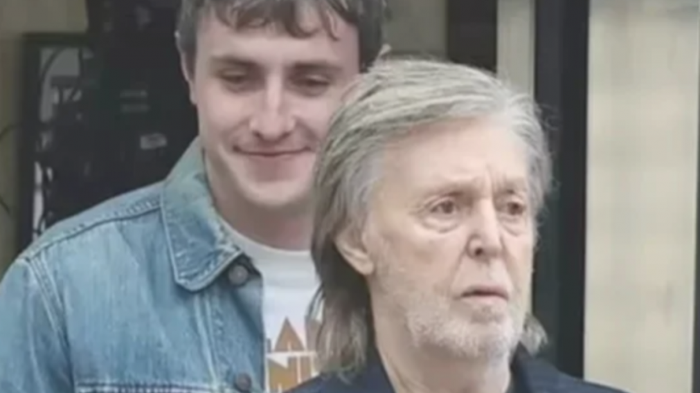 Paul Mescal se mete en la piel de Paul McCartney y ya pasa tiempo con la leyenda de The Beatles