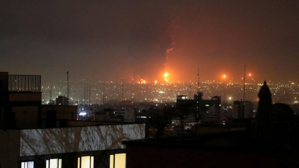 Irán denuncia el asesinato de cuatro diplomáticos en un bombardeo israelí en Beirut.