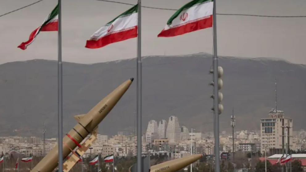 Estados Unidos bombardeó instalaciones de misiles en Irán y prometió ataques "20 veces más grandes" si el estrecho de Ormuz no permanece abierto