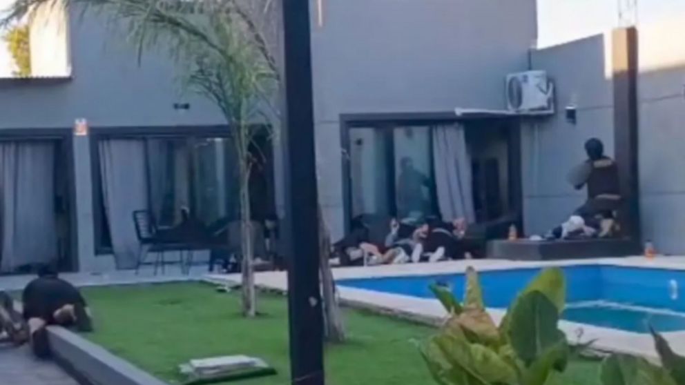 Las autoridades suspendieron a la banda dentro de una quinta.