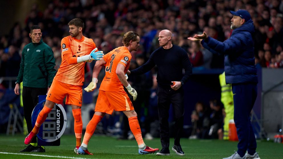 El arquero checo del Tottenham, Antonín Kinsky fue reemplazado apenas jugado el primer cuarto de hora tras cometer dos tremendos errores que terminaron en goles del Atlético de Madrid.
