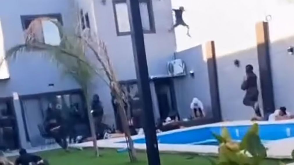 Un segundo sospechoso salt� desde el primer piso para escapar de la polic�a, como lo hizo el fallecido (X).
