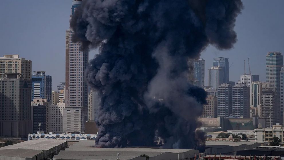 Un ataque previo a un almacén en la ciudad de Sharjah, Emiratos Árabes Unidos (AP/Archivo)
