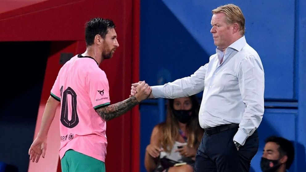 Ronald Koeman estrechando la mano de Lionel Messi en un partido del Barcelona.