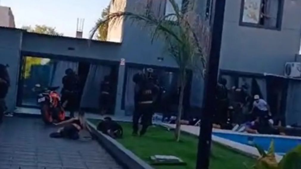En el operativo de la quinta hubo un muerto y dos detenidos (X).