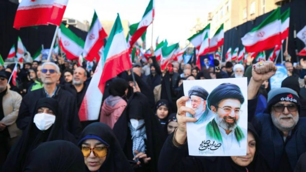 Ir�n se mantiene expectante con la asunci�n de Mojtaba Jamene� (X).