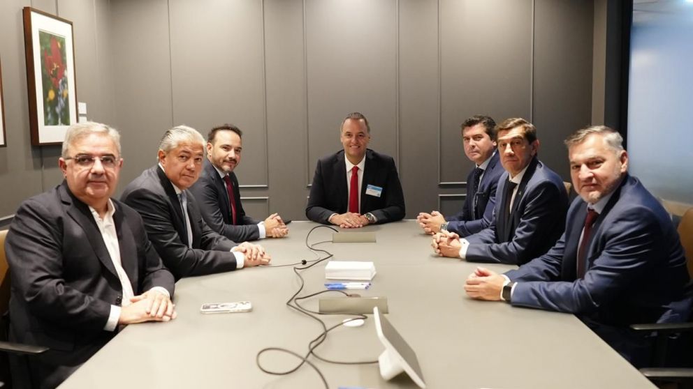 Manuel Adorni se reunión con gobernadores en la sede del Bank of America en Nueva York.