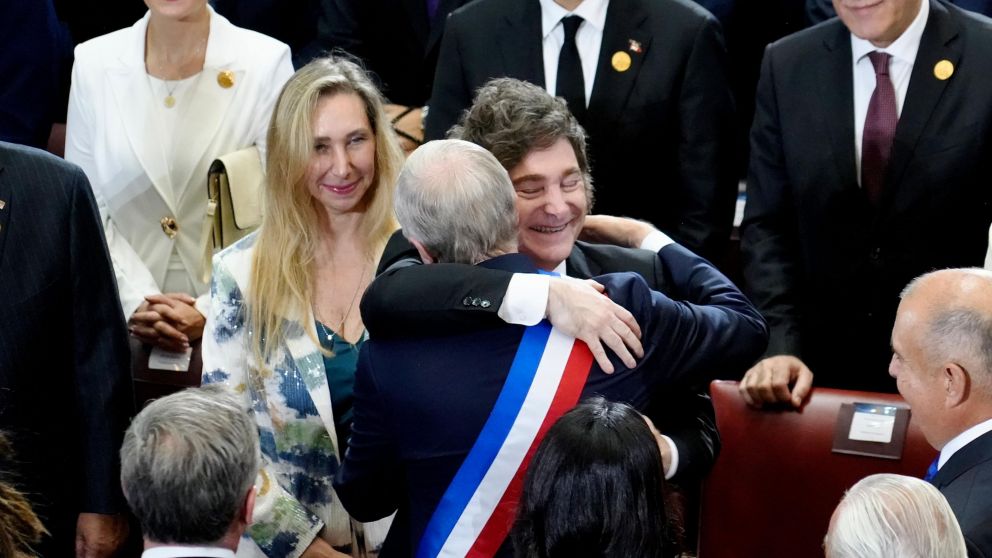 Javier Milei y José Antonio Kast, abrazo en el traspaso de mando en Chile.