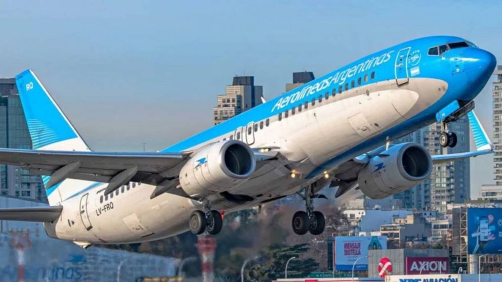 Conflicto en Medio Oriente: Aerolíneas Argentinas aplica recargos en sus pasajes ante el fuerte aumento del combustible.