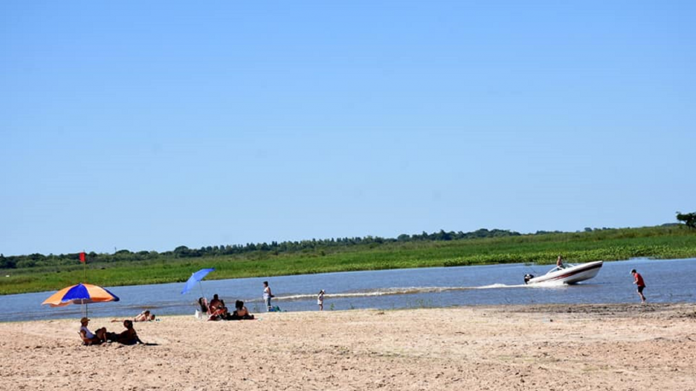 La costa del r�o ofrece paisajes tranquilos y amplios espacios naturales ideales para disfrutar al aire libre.
