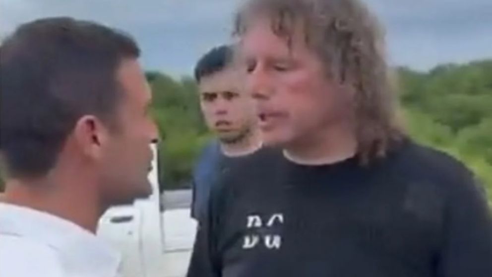 Momento en el que el legislador Federico Pelli recibe el cabezazo del sujeto (Captura de video).