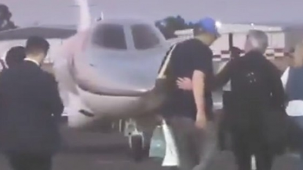 Filtran un video con Adorni y su esposa subiendo a un avión privado.