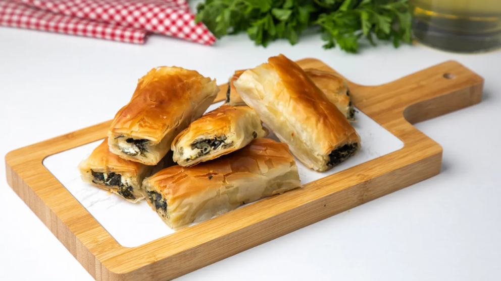 Esta receta de bocaditos de espinaca con masa de tarta puede salvarte cualquier almuerzo o cena.